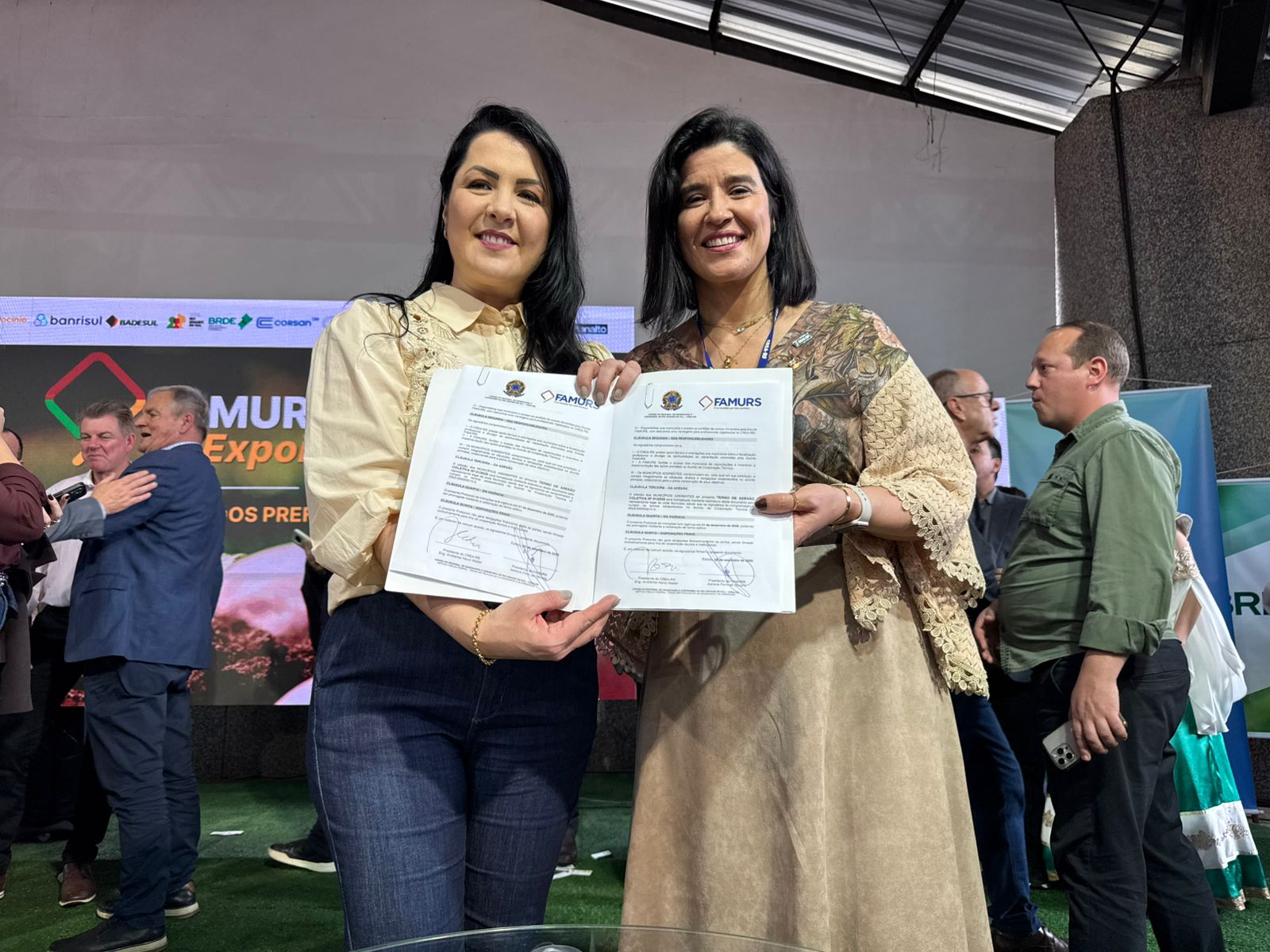 Assinatura do convênio com a Famurs